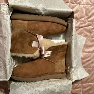 Ugg Chestnut Gita Mini Boot with Bow | Size 9